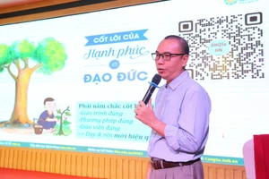 Diễn giả Trần Việt Quân chia sẻ những năng lượng tích cực đến giáo viên, phụ huynh ở Hà Tĩnh.