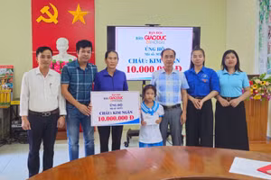 Trao quà hỗ trợ tới hoàn cảnh của bé Kim Ngân 