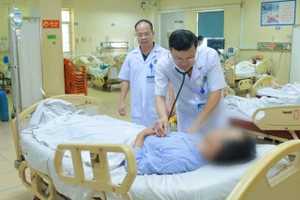 Bệnh nhân được các bác sĩ tại Bệnh viện Đa khoa Hà Tĩnh theo dõi sau khi cứu sống.