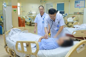 Bệnh nhân được các bác sĩ tại Bệnh viện Đa khoa Hà Tĩnh theo dõi sau khi cứu sống.