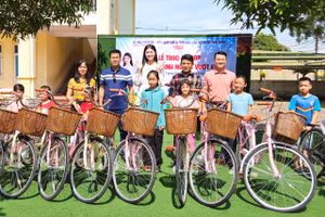 Báo GD&TĐ kết nối trao tặng 20 xe đạp cho học sinh vượt khó ở Hà Tĩnh