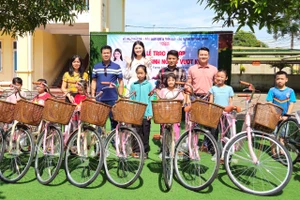 Báo GD&TĐ kết nối trao tặng 20 xe đạp cho học sinh vượt khó ở Hà Tĩnh