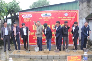 Các đại biểu thực hiện nghi thức khởi công xây dựng nhà nhân ái cho anh Nguyễn Tiến Đô.