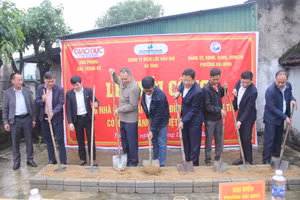 Các đại biểu thực hiện nghi thức khởi công xây dựng nhà nhân ái cho anh Nguyễn Tiến Đô.