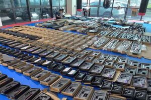 Tang vật của vụ án buôn vũ khí quân dụng vừa bị Công an Hà Tĩnh triệt phá.