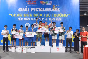 BTC và đại biểu trao cúp, huy chương và các phần thưởng cho các VĐV viên đạt giải ở nội dung thi đấu thứ 3.