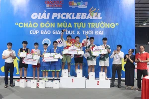 BTC và đại biểu trao cúp, huy chương và các phần thưởng cho các VĐV viên đạt giải ở nội dung thi đấu thứ 3.