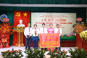 Tỉnh ủy, HĐND, UBND và UBMTTQ tỉnh Hà Tĩnh trao tặng bức trướng tại Lễ kỷ niệm.