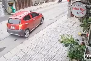 Hiện trường vụ tai nạn ô tô đè lên người cháu bé. (Ảnh cắt từ camera an ninh)