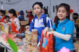 Học sinh Trường Phổ thông liên cấp Albert Einstein hứng khởi tham gia hoạt động “Phiên chợ cuối năm”.