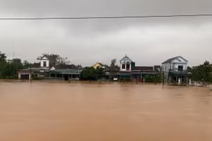 Lũ dâng cao cô lập nhiều vùng hạ du Kẻ Gỗ. (Ảnh: CTV)