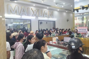 Tiệm vàng ở Hà Tĩnh chật kín người mua bán ngày vía Thần Tài.