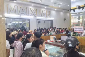 Tiệm vàng ở Hà Tĩnh chật kín người mua bán ngày vía Thần Tài.