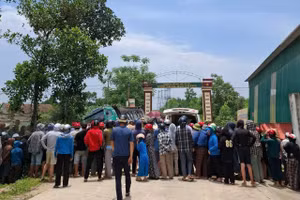 Nhiều người dân tập trung tại hiện trường vụ tai nạn.