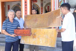 Các sắc phong quý được lưu giữ tại nhà thờ họ Tô ở thôn Sơn Phú, xã Mai Phụ. (Ảnh: T.H)