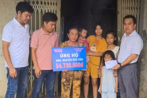 Báo GD&TĐ cùng đại diện chính quyền địa phương trao quà bạn đọc, các tấm lòng hảo tâm đến với hoàn cảnh các cháu nhỏ có nguy cơ thất học.