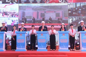 Phó Thủ tướng Thường trực Nguyễn Hòa Bình cùng các đại biểu thực hiện nghi thức khởi công.