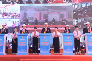 Phó Thủ tướng Thường trực Nguyễn Hòa Bình cùng các đại biểu thực hiện nghi thức khởi công.