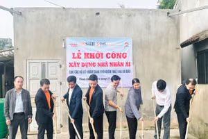 Các đại biểu thực hiện nghi thức khởi công nhà nhân ái cho các hoàn cảnh khó khăn ở xã Thạch Khê.