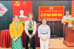 Lễ kết nạp Đảng học sinh Trường THCS & THPT Dân tộc nội trú Hà Tĩnh.