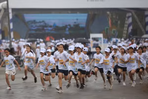 Học sinh tham gia giải chạy S-Race 2025.