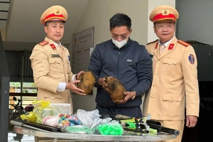 Người dân giao nộp vũ khí, vật liệu nổ cho lực lượng chức năng.