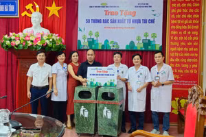 Đại diện Bệnh viện Đa khoa Hà Tĩnh tiếp nhận 50 thùng rác tái chế do Công ty Thanh Tùng 2 trao tặng.