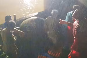 Lực lượng chức năng tiếp cận, ứng cứu ngư dân gặp nạn.