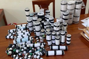 Công an xã Đồng Lộc thu giữ nhiều quả pháo do học sinh tự chế. (Ảnh: T.P)