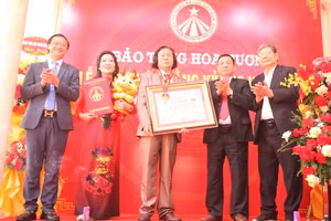 Đại diện Tổ chức Kỷ lục Việt Nam trao chứng nhận xác lập kỷ lục Việt Nam cho Bảo tàng Hoa Cương.