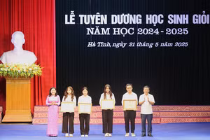 Phó chủ tịch HĐND tỉnh Hà Tĩnh và Giám đốc Sở GD&ĐT trao Bằng khen của UBND tỉnh cho các học sinh đạt giải Nhất quốc gia.