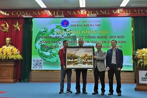 Lãnh đạo Hội Dầu khí Hà Nội tặng tranh cho lãnh đạo NMNĐ Vũng Áng 1.