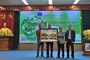 Lãnh đạo Hội Dầu khí Hà Nội tặng tranh cho lãnh đạo NMNĐ Vũng Áng 1.