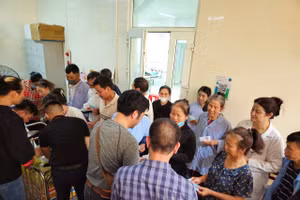 Báo GD&TĐ kết nối tặng nhiều suất cơm và quà cho bệnh nhân chạy thận ở Hà Tĩnh 