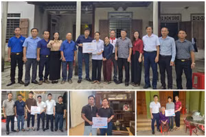 Báo GD&TĐ cùng chính quyền địa phương trao quà bạn đọc đến các hoàn cảnh ở Hà Tĩnh.