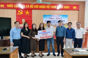 Trao gần 57 triệu đồng đến với hoàn cảnh của thầy Nguyễn Tiến Cường.