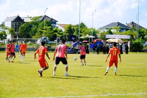 Khai mạc giải bóng đá gây quỹ tặng xe đạp cho học sinh nghèo hiếu học