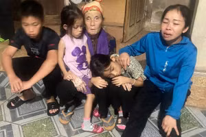 Người chồng mất đi để lại vợ và mẹ già đau yếu cùng 3 đứa con thơ dại.