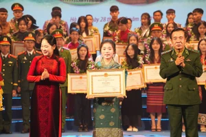 Lê Đặng Diệu Châu nhận Bằng khen tại Lễ tuyên dương học sinh, sinh viên, thanh niên DTTS xuất sắc, tiêu biểu năm 2024.