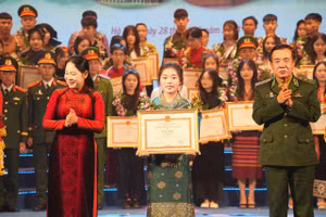 Lê Đặng Diệu Châu nhận Bằng khen tại Lễ tuyên dương học sinh, sinh viên, thanh niên DTTS xuất sắc, tiêu biểu năm 2024.