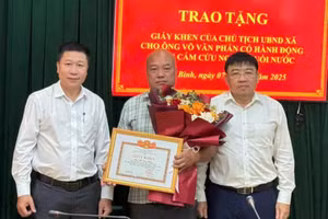 Ông Võ Văn Phấn nhận Giấy khen của Chủ tịch UBND xã Cẩm Bình vì hành động dũng cảm cứu người. (Ảnh:D.Q)