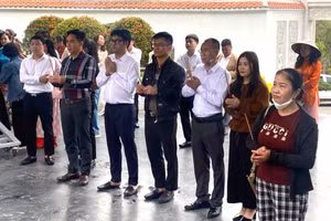 Lễ dâng hương và dành một phút mặc niệm tưởng nhớ các Anh hùng liệt sĩ tại Ngã ba Đồng Lộc.