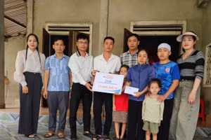 Báo GD&TĐ cùng chính quyền địa phương trao quà bạn đọc đến hoàn cảnh 3 cháu nhỏ ở xã Toàn Lưu.