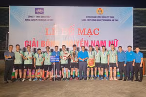 Đại biểu và Ban tổ chức trao cúp, cờ cho đội bóng chuyền nam giành chức vô địch giải bóng chuyền FHS 2025.