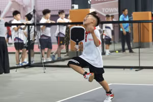 Một cầu thủ nhí ăn mừng sau pha bóng.