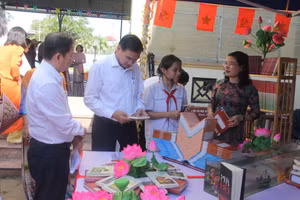 Các đại biểu đã tham quan góc trưng bày giới thiệu sách và hoạt động thư viện.