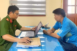 Công an lấy lời khai đối với tài xế Phan Ngọc Giám. (Ảnh: CA)