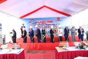 Các đại biểu thực hiện nghi thức khởi công xây dựng.