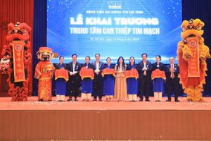 Lễ cắt băng khánh thành Trung tâm Can thiệp Tim mạch tại Bệnh viện đa khoa TTH Hà Tĩnh.