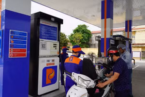Khách hàng đổ xăng E10 tại một cửa hàng xăng dầu Petrolimex Hà Tĩnh.